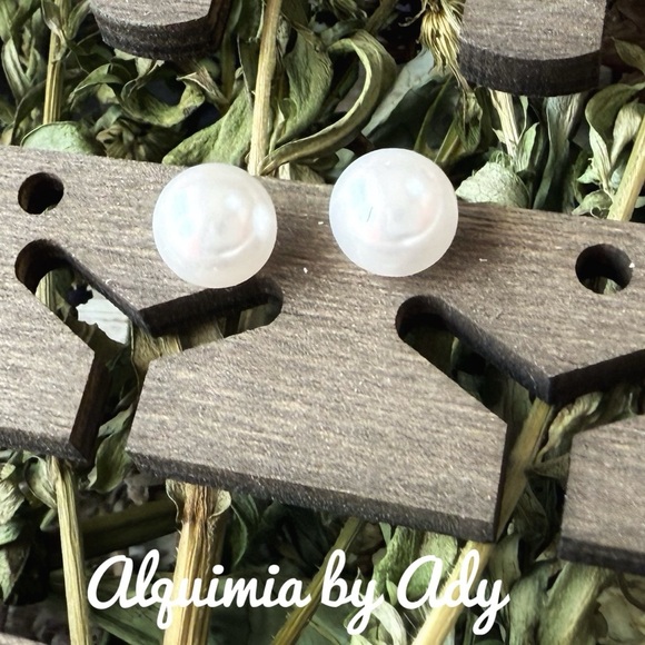 8mm Pearl Earrings - Picture 1 of 1